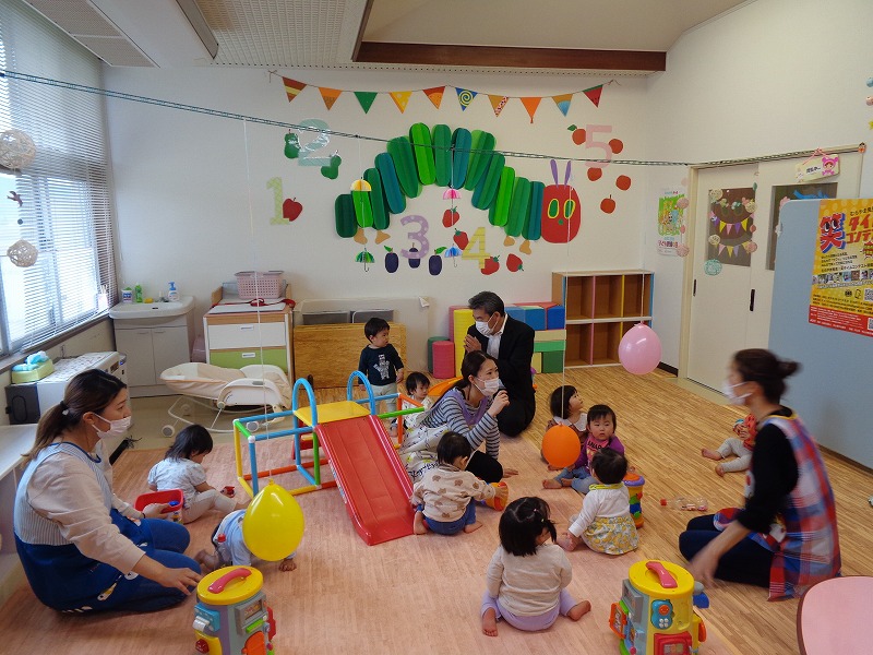 戸沢保育園0 1歳児クラスと交流しました 子育て支援センターぐんぐん